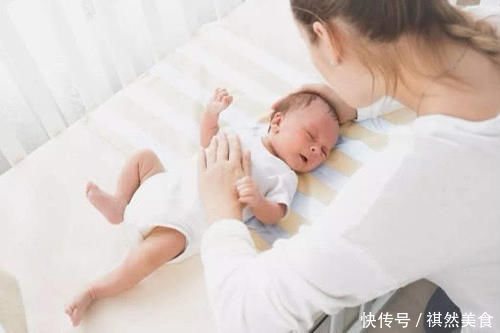 脊柱|越来越多的宝宝脊柱弯曲,全是因为父母这4个动作,出现过的快住手