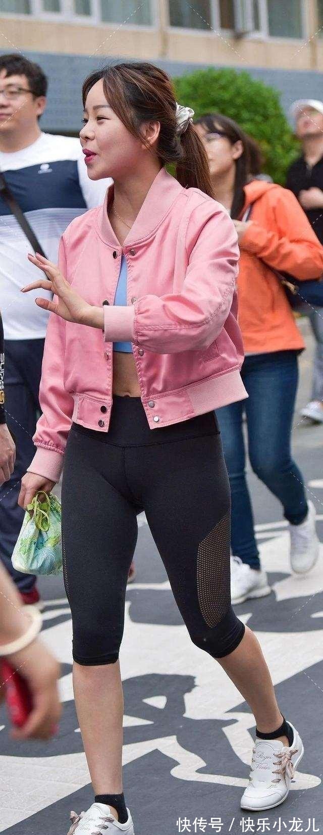 米色系 打底裤的多种风格搭配,搭配方面更是彰显个性,走路带风