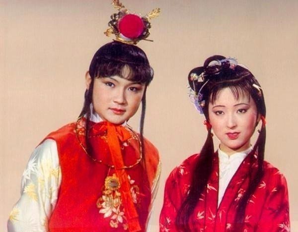 婚事!王熙凤吩咐平儿盯着薛宝钗,却无意中透露林黛玉的婚事,要嫁给他