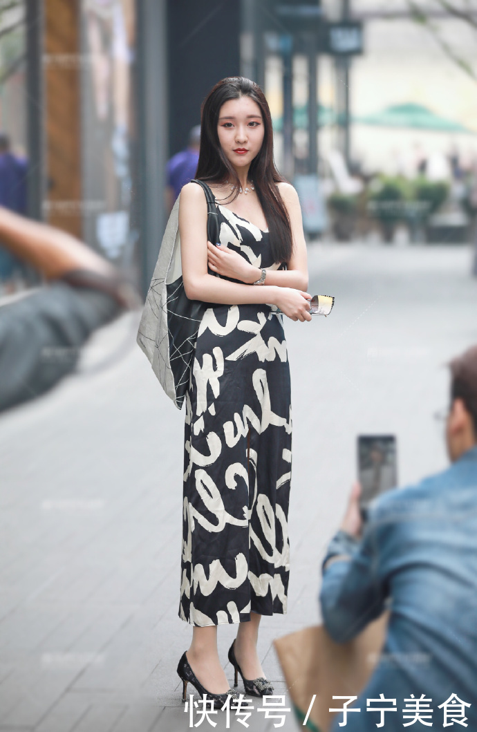 街拍小姐姐全是高颜值身材好气质佳的小姐姐，每一位都是女神