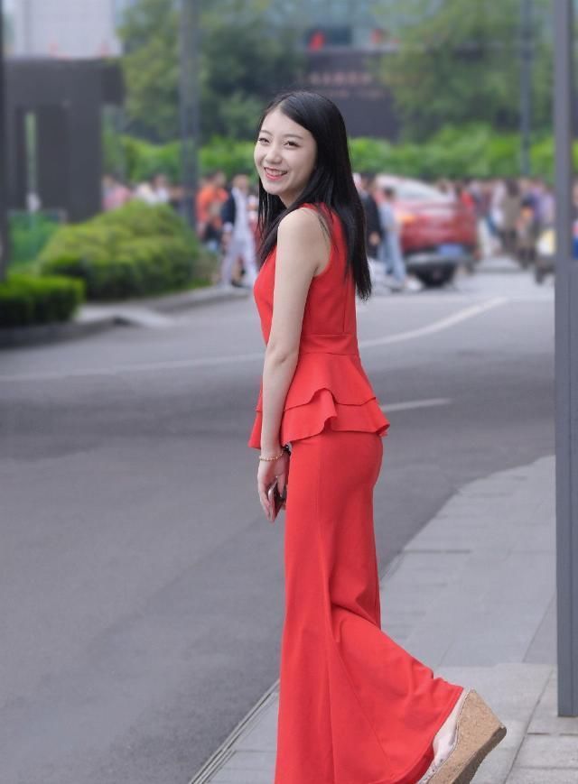 想要兼顾优雅与舒适,选择时尚长裙准没错