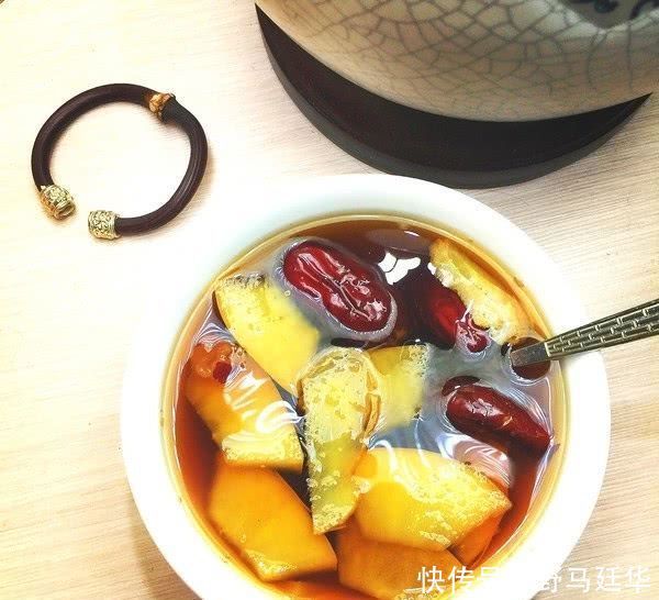 生姜加此物一起煮，女人经常喝，湿气不见了，便秘不来找，远离大肚腩