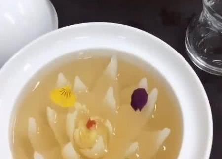 开水|白菜也吃不起？开水白菜“平淡无奇”，看到开水浇上的瞬间：不愧是国宴美食