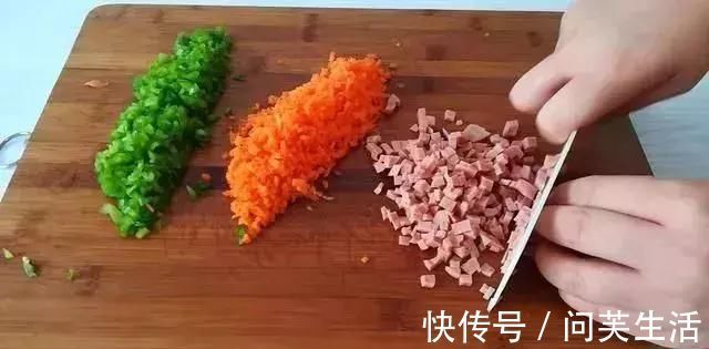 火腿肠|玉米面简单快速的做法，不揉面，不擀面，暄软拉丝，比面包好吃