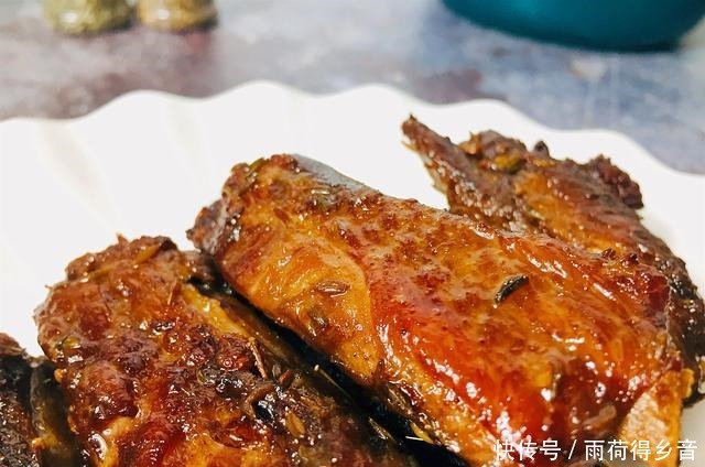滋滋|烤排骨怎么做最好吃放上调味料,烤得滋滋冒油花,紧致焦香!