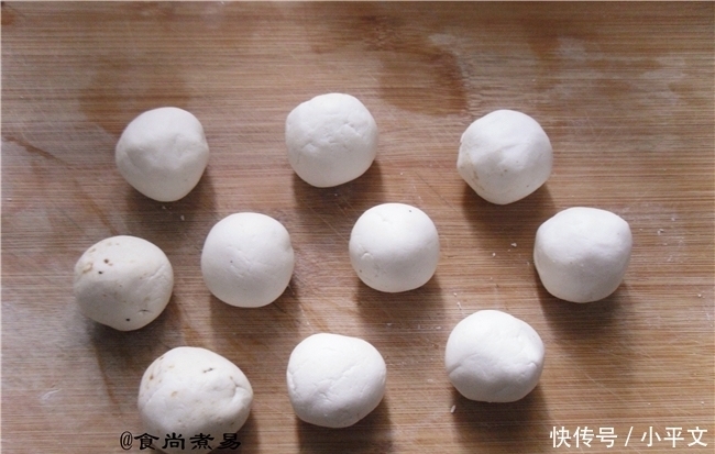 此款糯米小吃,软软糯糯香甜可口,嚼起来会弹牙,做法超简单