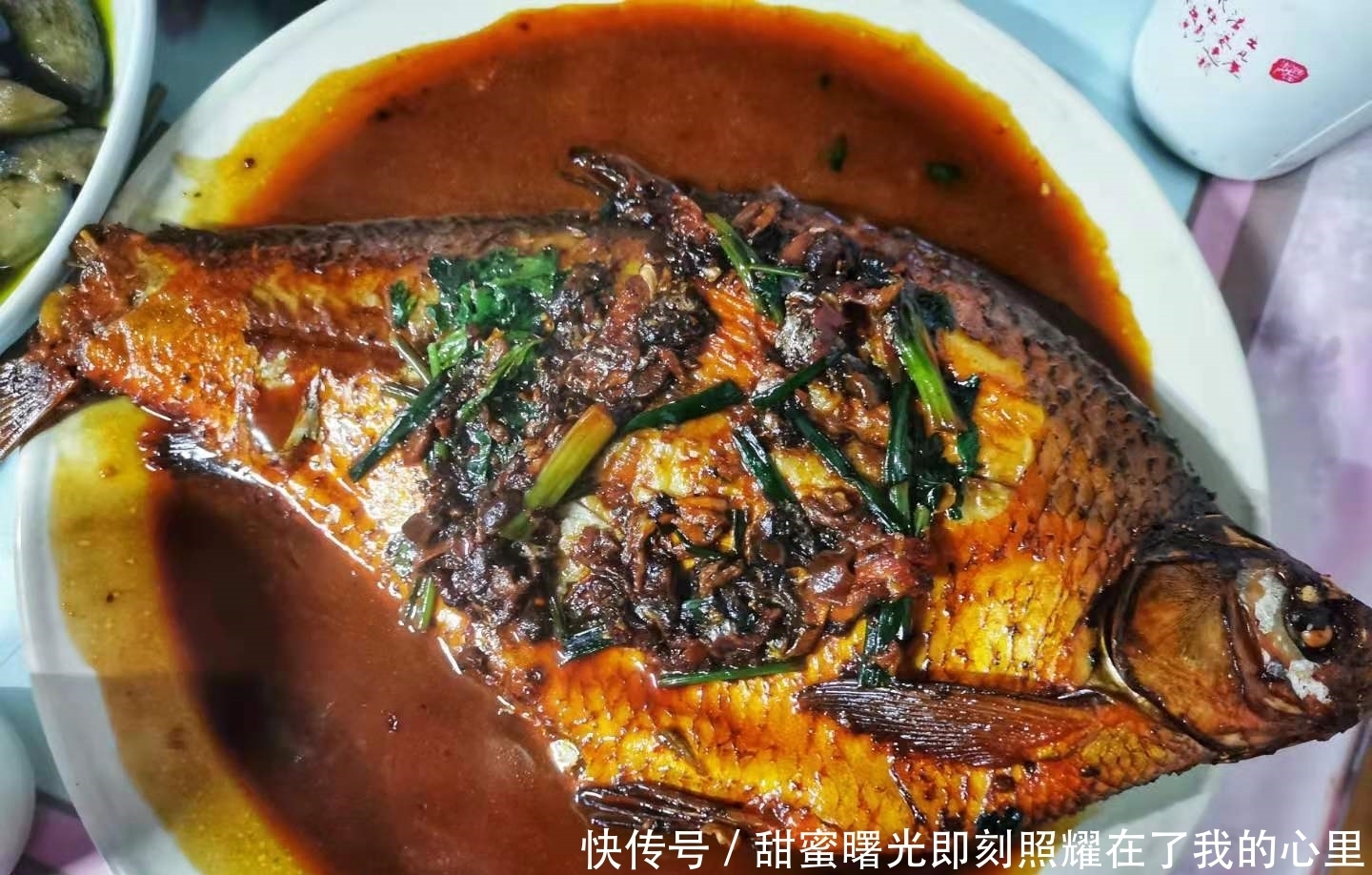 老家的年夜饭,14道家常菜摆满了八仙桌,8道热菜中只有2道是蔬菜