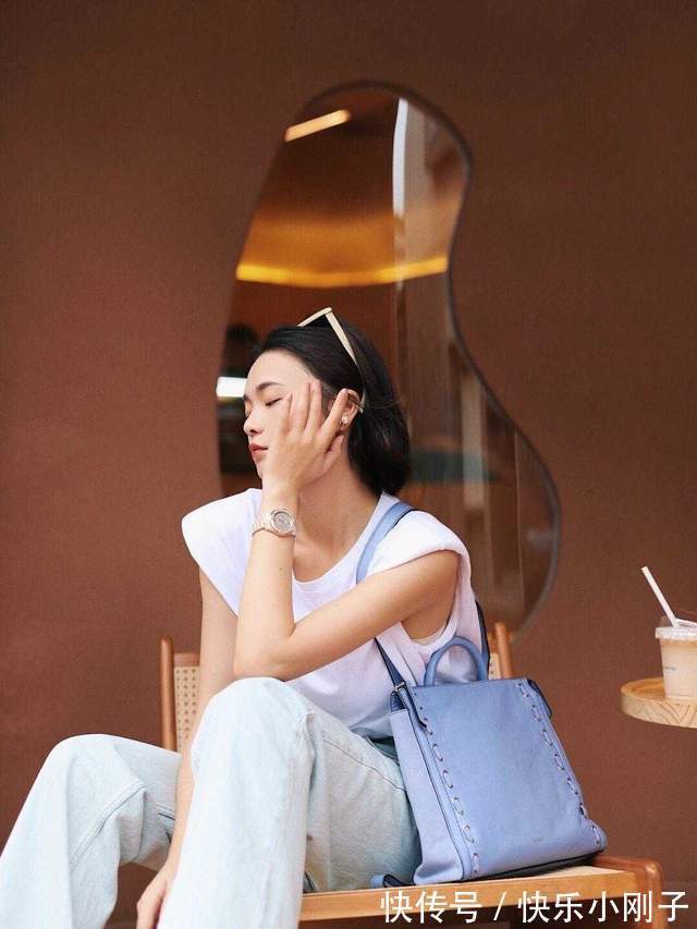 毛衣|秋天如何穿出高级感?用毛衣内搭白衬衫和牛仔裤,照看都好看