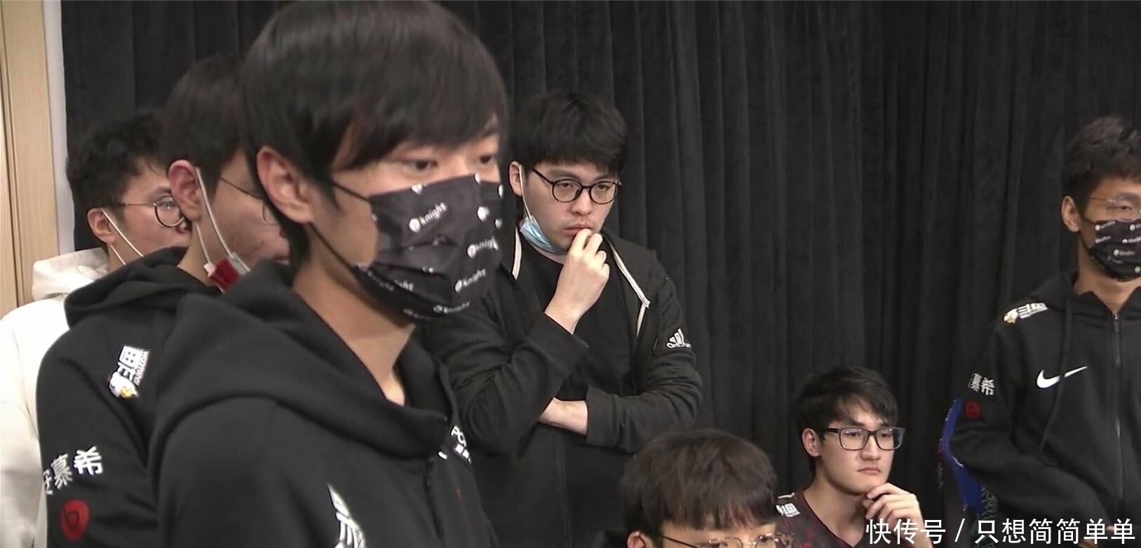 学宁王|S10后首次直播就被喷，Knight学宁王喷弹幕：你厉害你来滔搏打中单