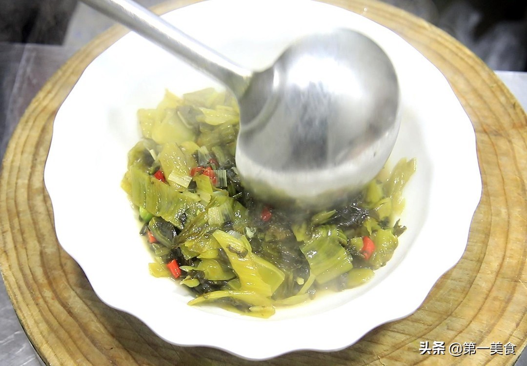 酸菜牛肉想要和饭店一样好吃，处理酸菜有技巧，做对了才酸爽嫩滑