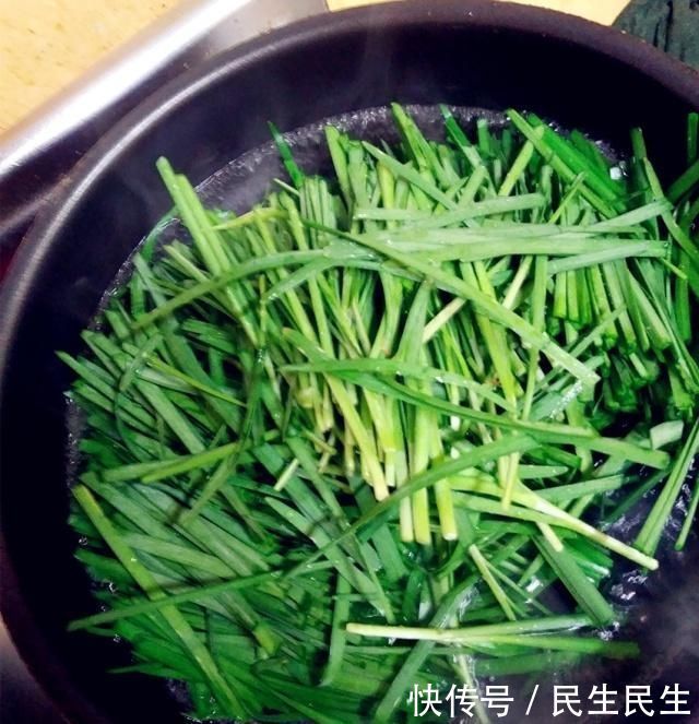 炝拌韭菜你吃过吗?不要韭菜炒鸡蛋,试试开胃下饭特简单的拌韭菜