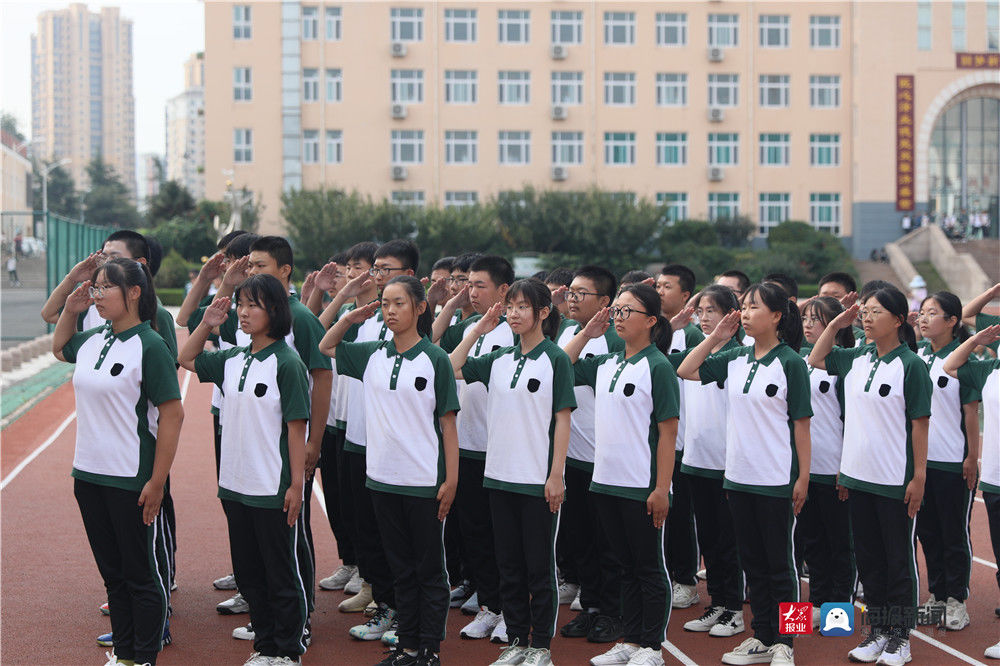 新闻记者|挥洒汗水 不负韶华 青岛高新职业学校军训汇报演出展风采