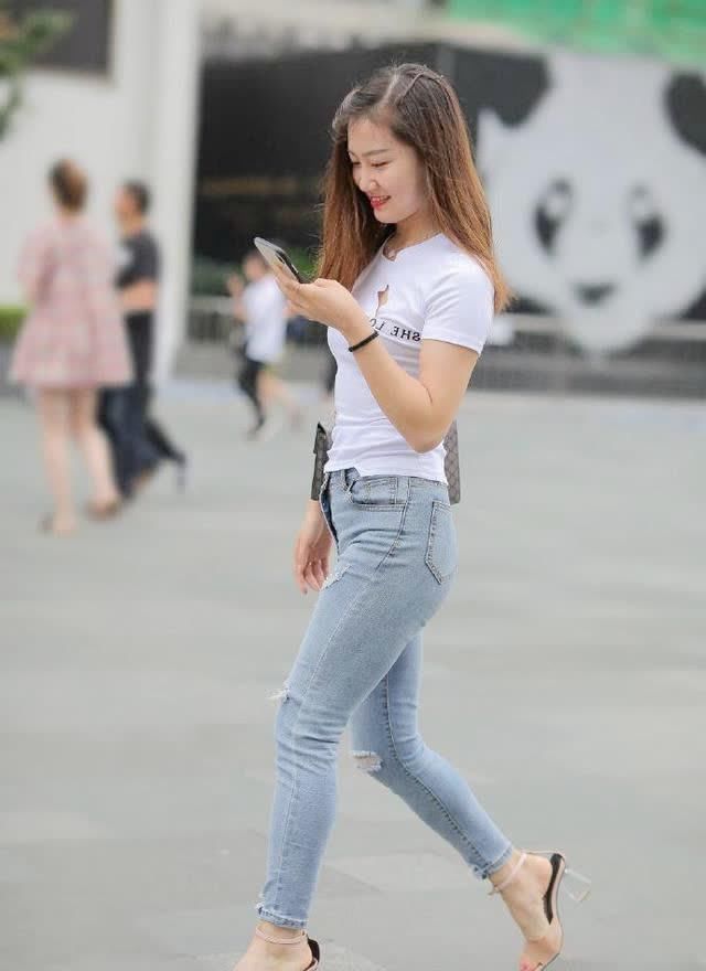 街拍小姐姐身穿牛仔裤装扮让你休闲有型，轻松展现出潇洒惬意的一面