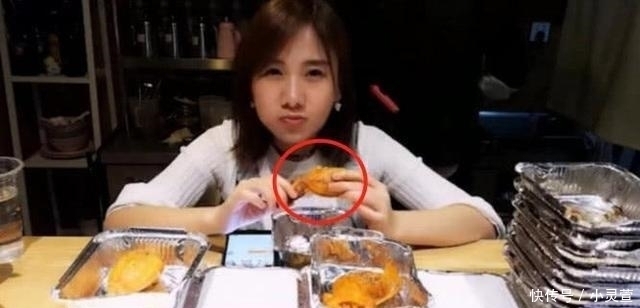 直播|密子君直播吃30个鸡翅包饭,镜头拉远后,食物“变形”了