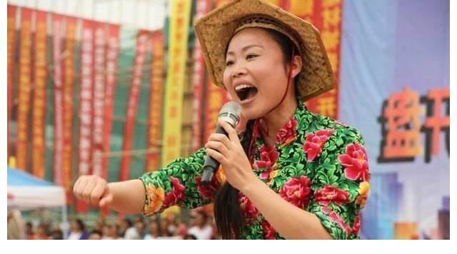 草帽姐的堕落史:从一夜爆红荣登春晚到销声匿迹,她究竟做了什么