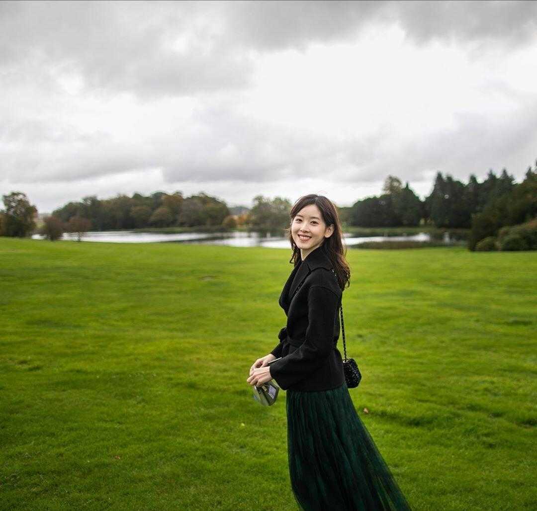 章泽天“阔太”气质范十足,穿针织衫搭配破洞牛仔裤,活泼又洋气