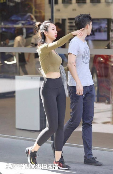 时尚穿搭运动系小姐姐换上新买的瑜伽裤,优雅时尚落落大方