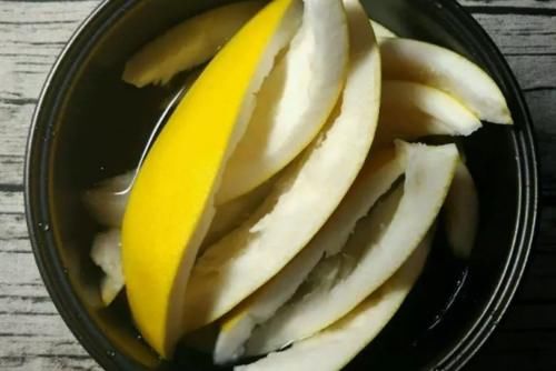柚子皮煮水能减肥吗 柚子皮煮水的功效 柚子皮怎么煮水喝 快资讯