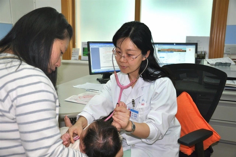 医生|9月大宝宝因吃错辅食入院,医生无奈养娃不能大意,别乱喂辅食