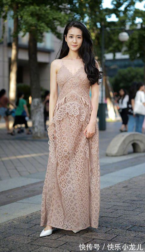 穿搭 小姐姐穿上紧身的瑜伽裤,搭配红色的运动衣,看上去很有时尚感