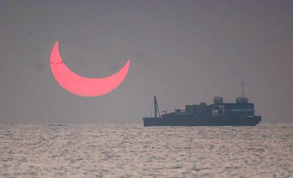 奇闻日月同辉,千年难得一见的奇景,海平面升起“魔王之角”