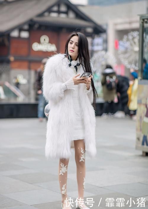 小姐姐用背带牛仔热裤搭配一件白色的T恤,演绎着自己的青春气息