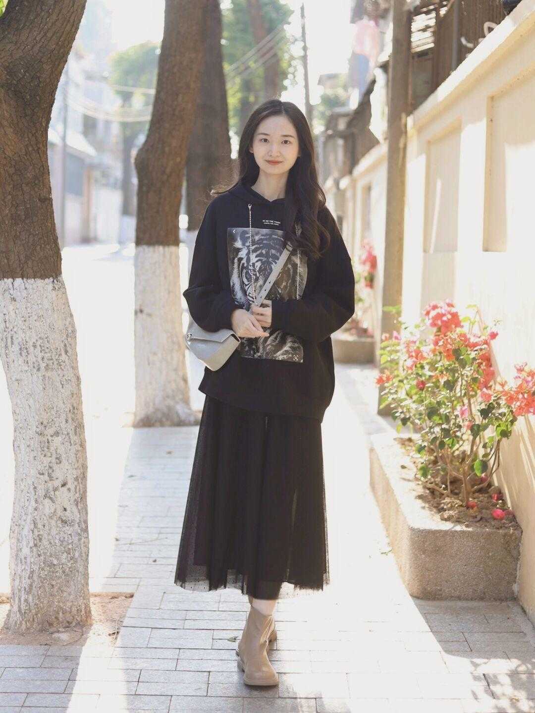 直筒 别老穿蓬蓬网纱裙了!今年流行的“直筒网纱裙”,上身唯美又显瘦