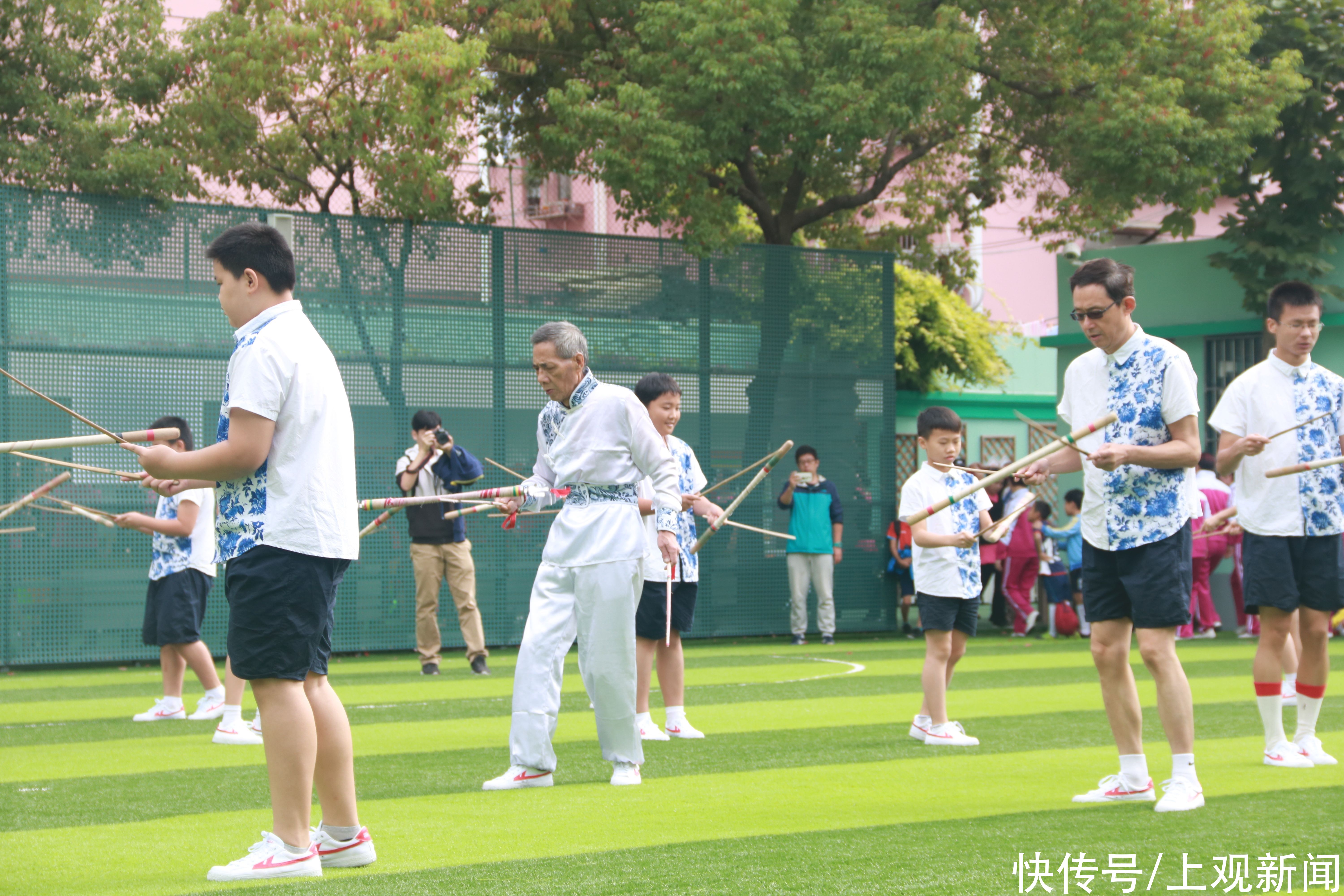  视频|视频丨打了一辈子花棍，这位七旬老人带着娃娃们摘得了全国性的“非遗进校园”奖项