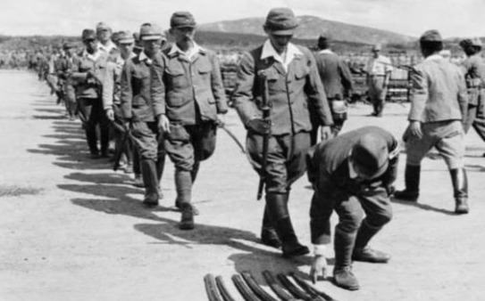 切腹|日军最真实的“切腹自尽”,看起来很高尚,实际上疼得原地打滚!