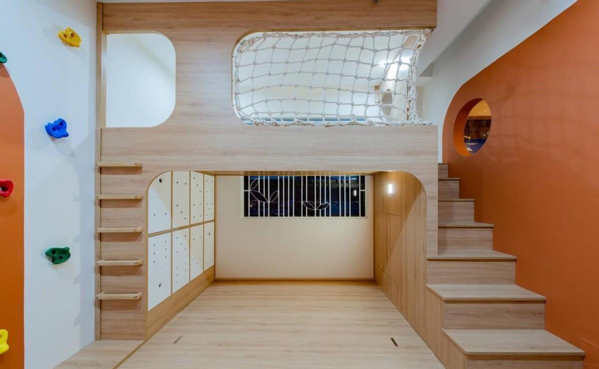 收纳|78㎡“去客厅化”,扔掉沙发靠墙打5cm高地台,一家5口越住越宽敞