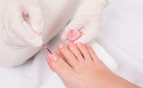 脚趾甲总往肉里长,一碰还很痛?教你一个小技巧,不妨了解一下