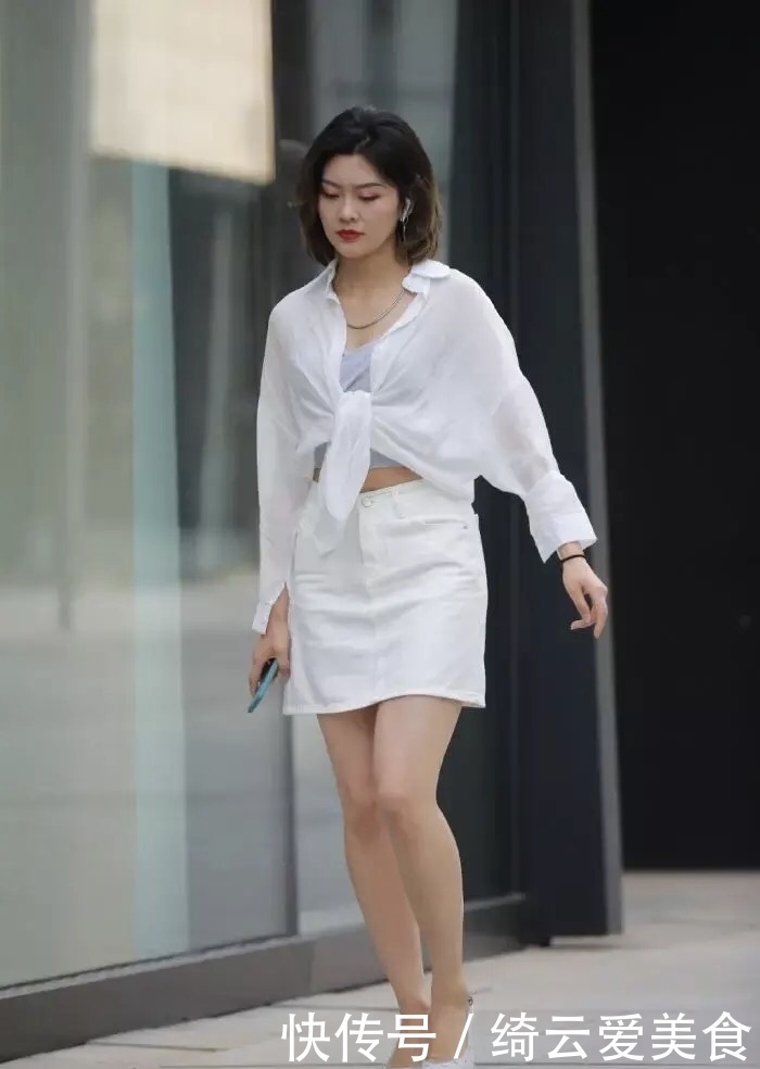 半透明纺纱上衣与纯白裙子的精巧穿搭,尽显职场女性的精致干练