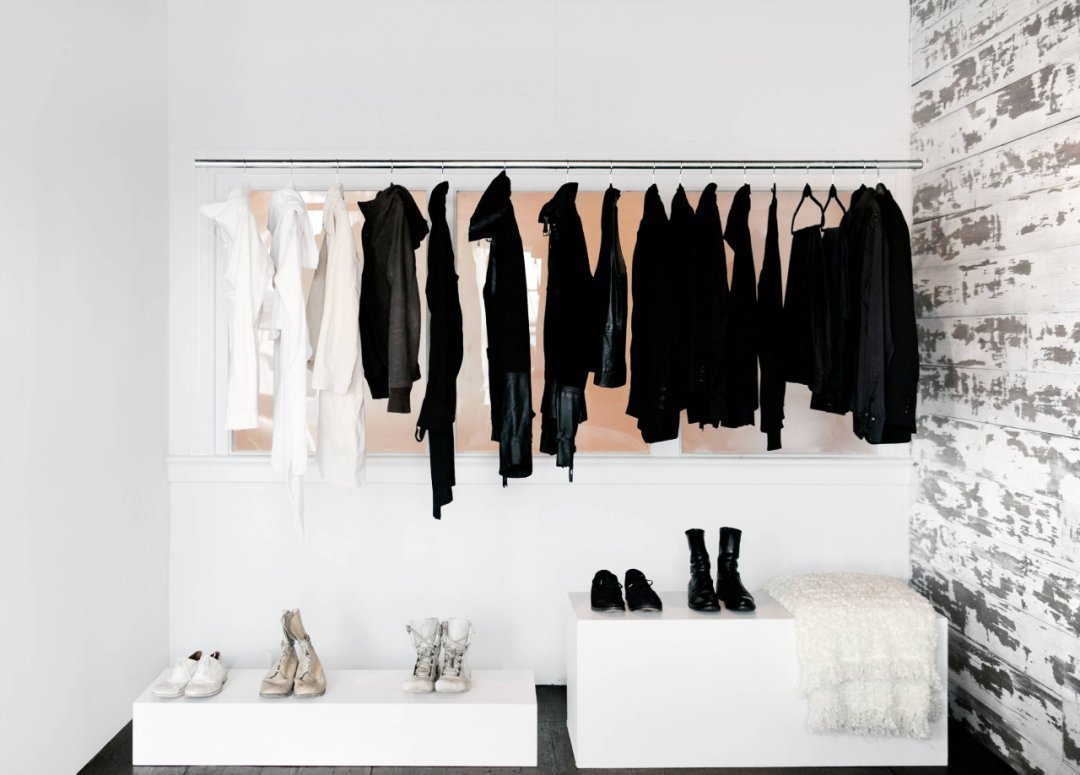 衣架|睡觉前、进门后脱下来的衣服放哪好别傻傻放沙发上了……