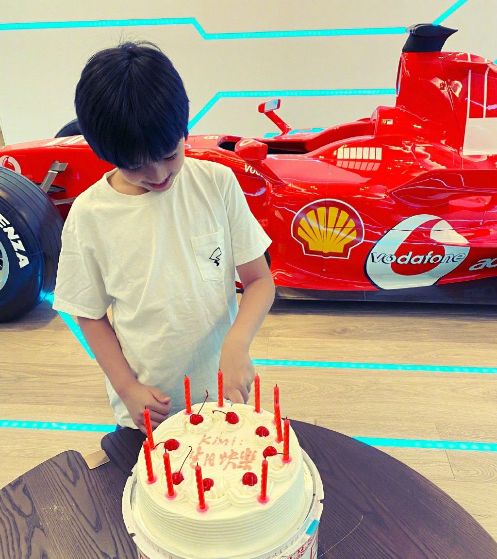 林志颖带kimi参加蔡依林演唱会,小家伙实现暴风般长大,手拿荧光棒