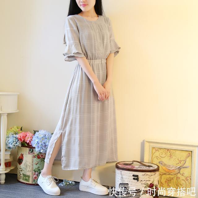 学院风 最新款的小白连衣裙,看上去特别清纯,再搭配一双小白鞋就完美了