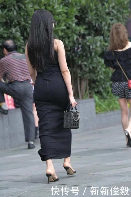 黑色|美女黑色长裙搭配尖头高跟鞋,气质超群,穿出神秘感!
