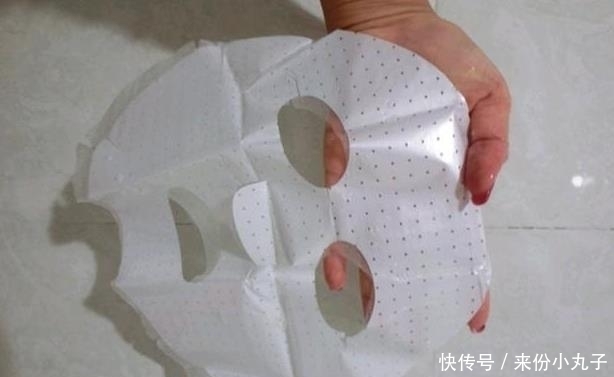 面膜里的那张塑料纸有什么用?很多人都扔掉了,难怪效果那么差