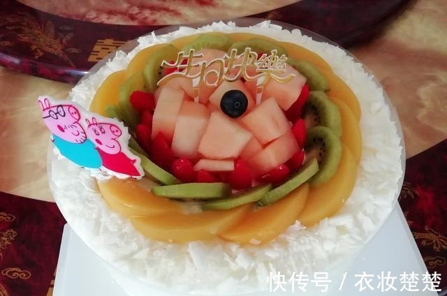 奶奶|孩子过生日,奶奶做了一桌菜,朋友圈火了,网友:我也想过生日了