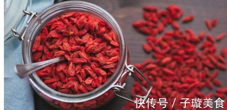 胡萝卜素|枸杞泡水明目养肝降三高,但是不能跟它泡水喝,很多人不知晓