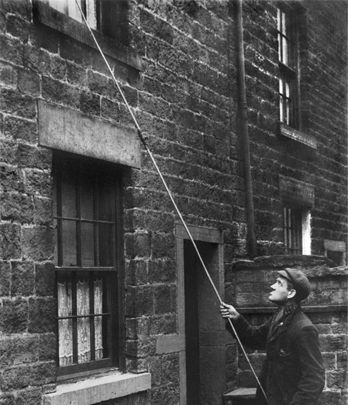 闹钟|上世纪初，闹钟还不普及，叫人起床是门生意