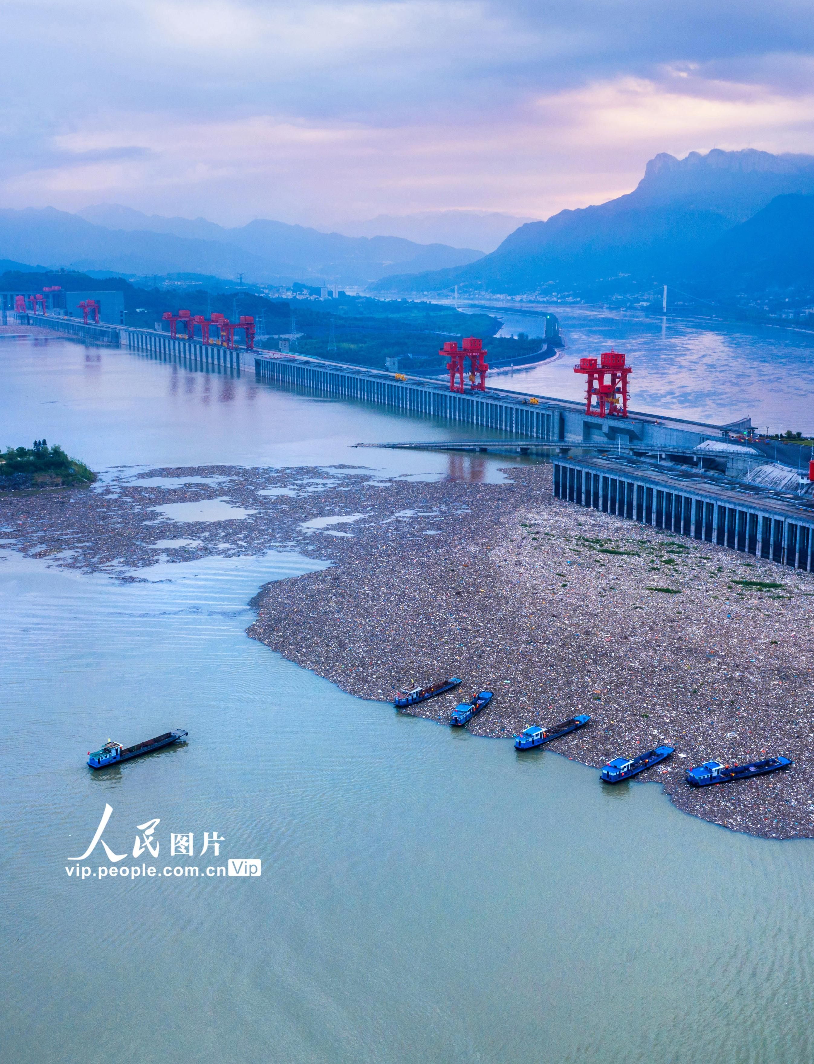 三峡库区|湖北宜昌：三峡坝前清漂忙