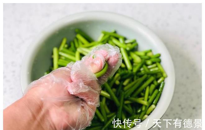 调味料|奶奶用了多年的腌蒜苔配方,腌好就能吃,每次腌一盆,半年都不坏