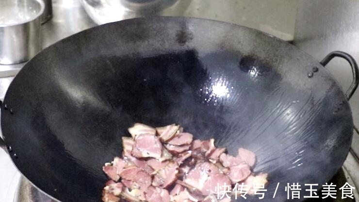 下饭|炒腊肉很多人少一步，掌握一点，成菜咸香下饭，软嫩不发柴