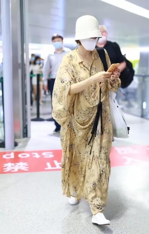 茶色|马伊琍把“上浅下深”带火了,奶茶色衬衫配烟管裤,温柔又高级