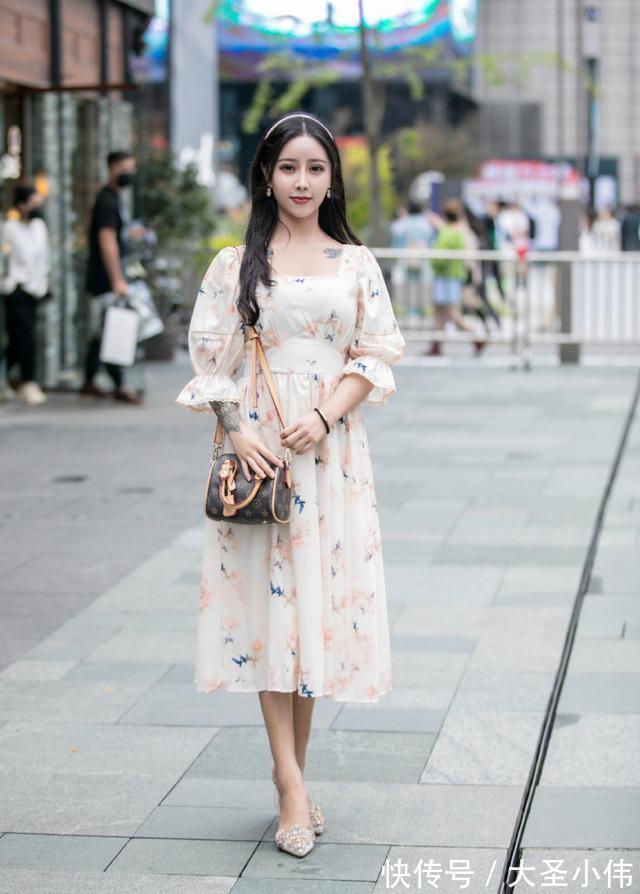 搭配|美女街拍:甜美风如何拥有,这些款式减龄又好看,春装选择不能少