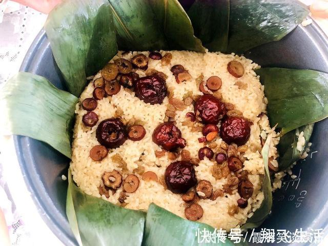 粽子|糯米加点红糖和枣，做法超级简单，吃起来比端午节的粽子都好吃！
