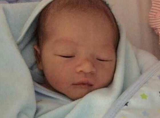 孩子|宝宝出生7天后迟迟不“睁眼”,父母送去医院,医生忍不住笑了