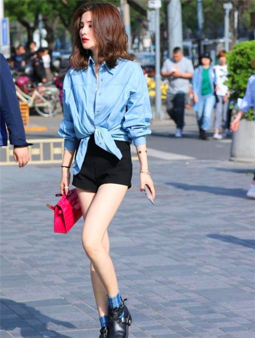  街拍娇百媚的小姐姐，蓝色休闲衫搭配热裤，尽显纤细的大长腿