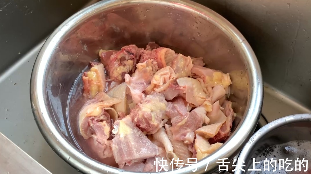炖鸡时,有人焯水、有人直接炖,大厨教你正确的做法,太香了