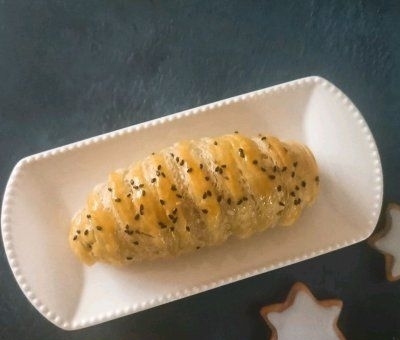 这手抓饼做「烤肠毛毛虫」连吃3天了!明天还想吃